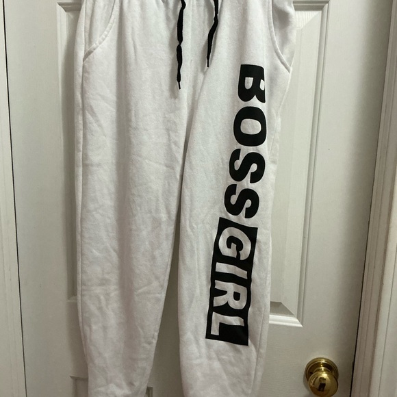 Rue21 Pants - Rue 21—White Size M Polyester/Cotton Sweatpants/Joggers w/Black 'BOSS GIRL' Text
